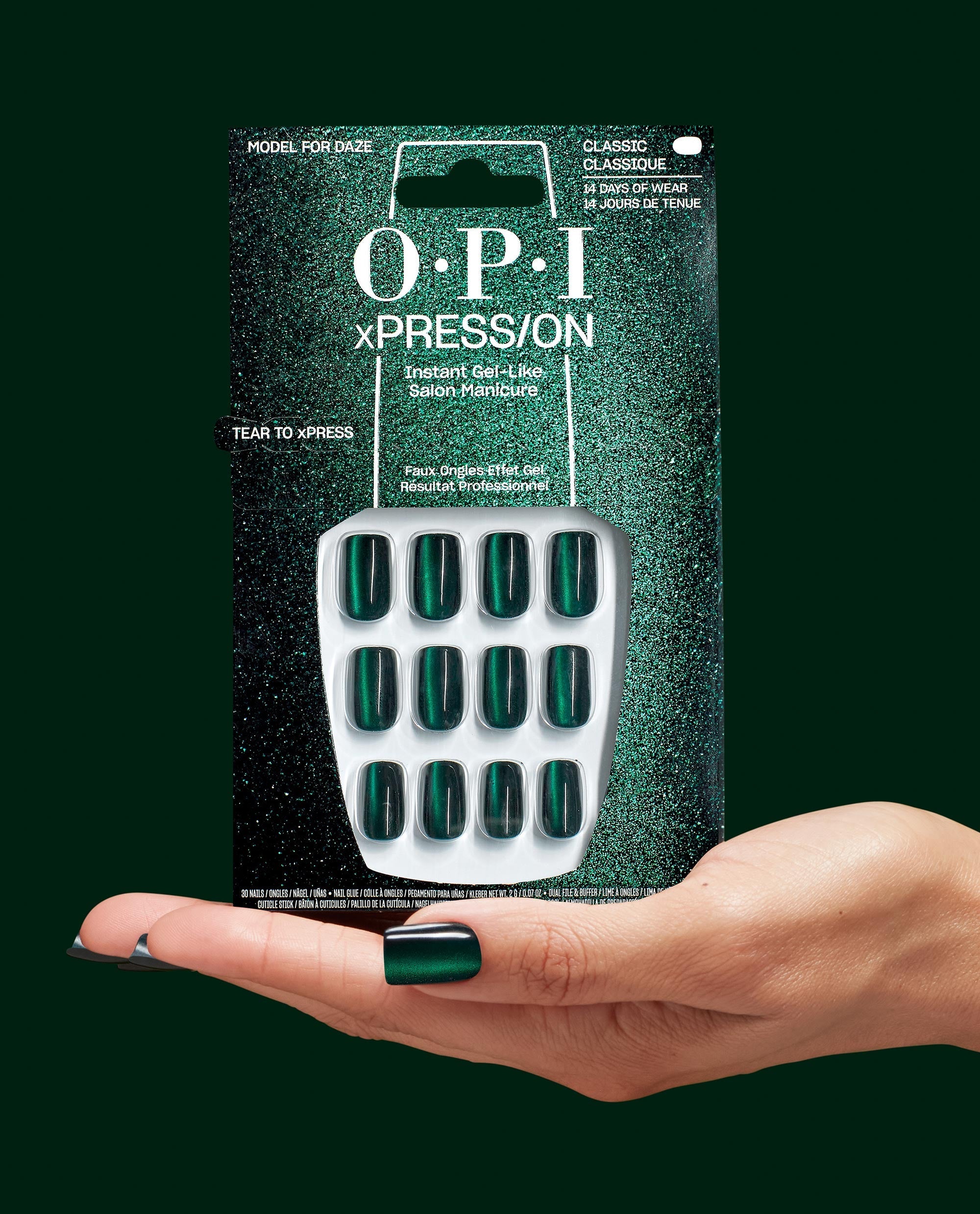 Model for Daze Press-on Nails Hand and Pack